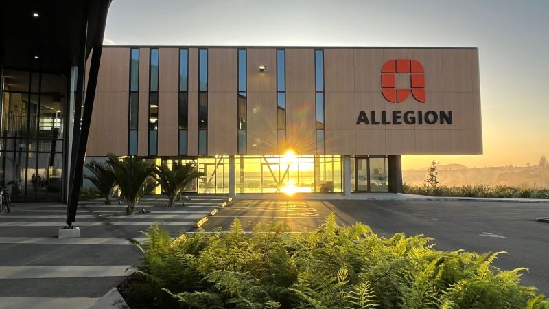 Illustration de l’article Lier les commentaires aux bénéfices : comment l'équipe de formation d'Allegion a prouvé sa valeur commerciale grâce aux indicateurs Explorance Metrics That Matter