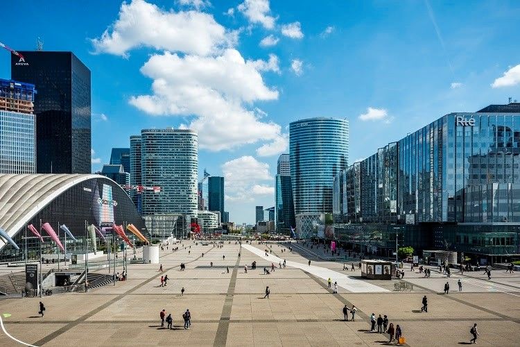 Illustration de l’article Des faibles taux de réponse au feedback stratégique : l'ESSEC Business School transforme le feedback en données exploitables grâce à Explorance Blue